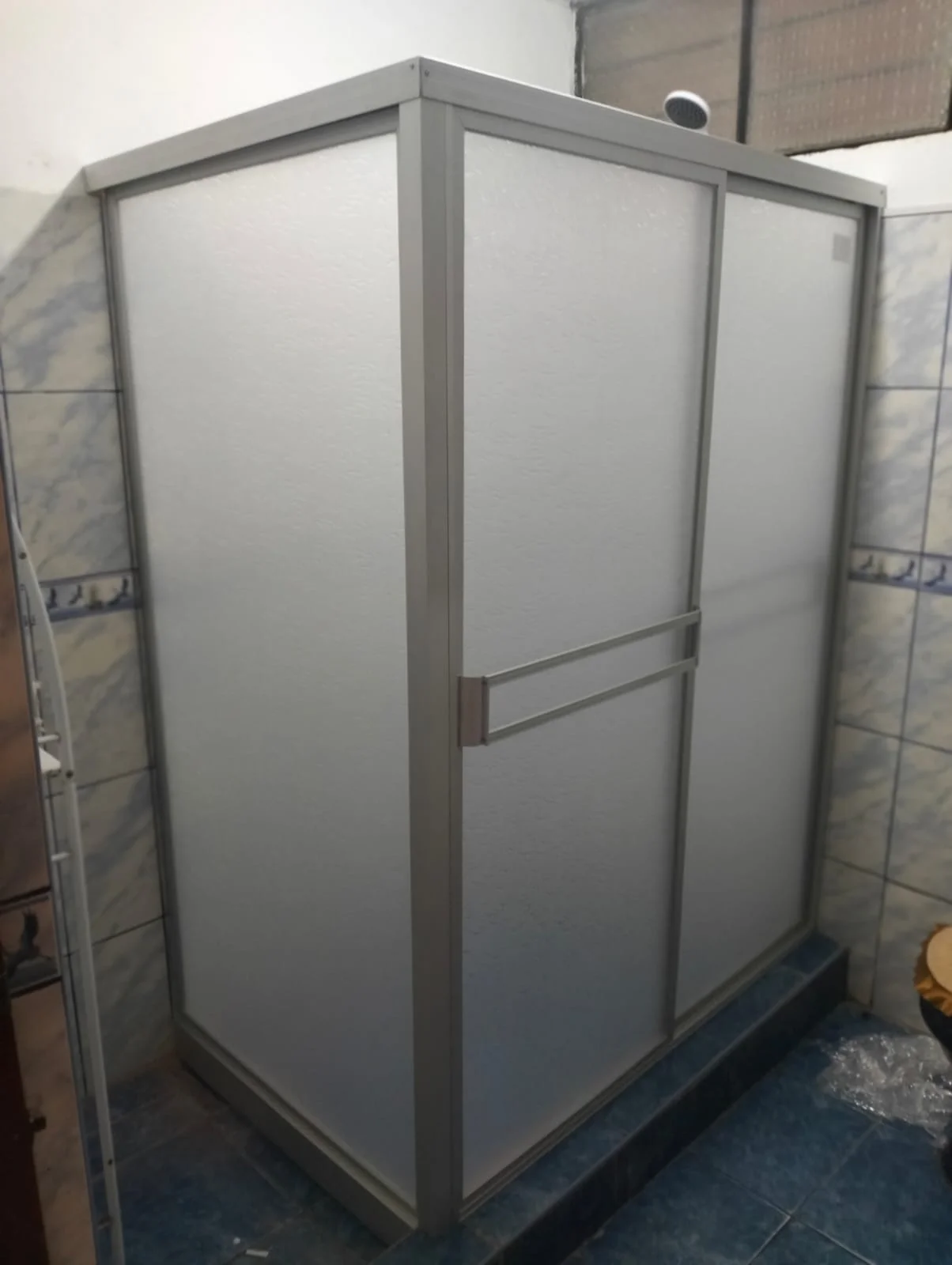 Puerta de ducha en aluminio con acrílico arenado para privacidad de baño