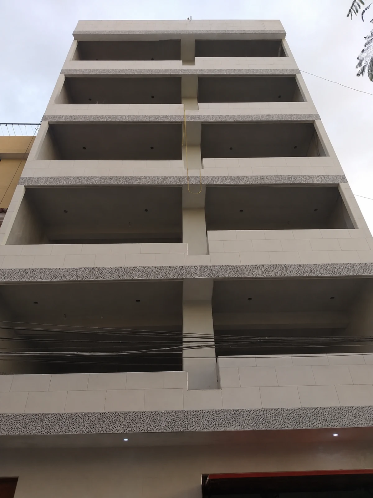 Fachada en Obra Gris / Sin Ventanas