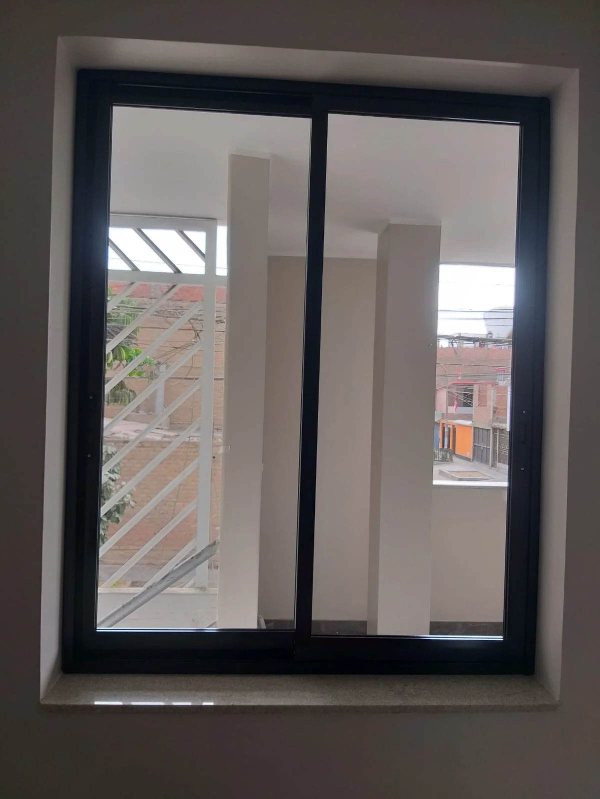 Ventana serie 25 con marco negro mate, doble corredizo y vidrio acústico 8 mm